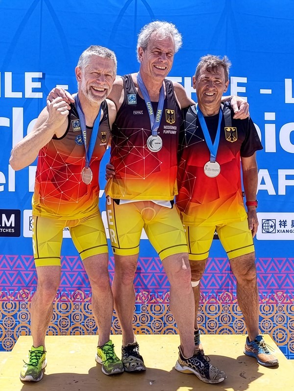Silber in der Biathle-Teamwertung für Ralf Trebuth, Hans-Jörg Kuck und Christoph Machinski (v.l.)