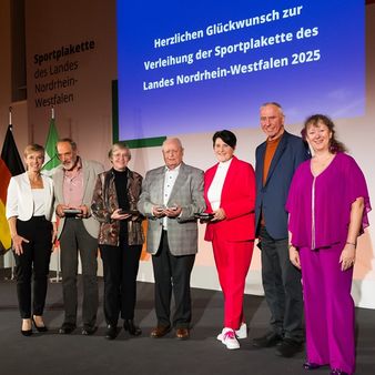 Maike Schramm (Dritte von links) bei der Verleihung der Sportplakette des Landes Nordrhein-Westfalen 2025 zusammen mit Andrea Milz (rechts außen) (Foto: Andrea Bowinkelmann)