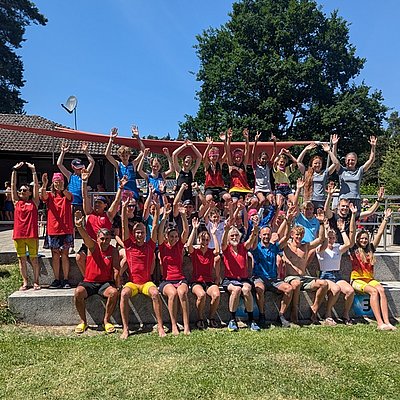 Jubel bei der Siegerehrung der Triathle Mixed-Staffeln